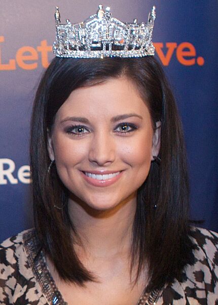 Laura Kaeppeler (cropped)