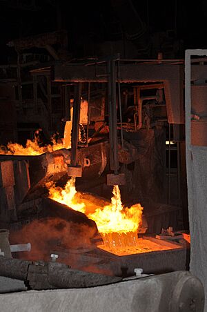 Archivo:Molten copper being poured - MCM Mufilira