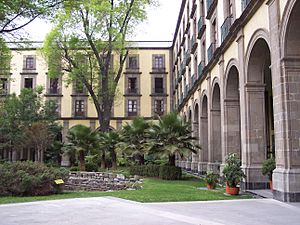 Archivo:NationalPalace aSecondYartPerspective-Mexico City-Mexico