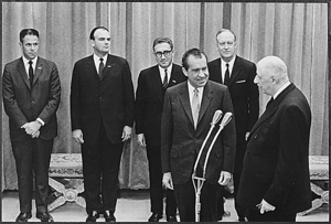 Archivo:Nixon and de Gaulle 30-0166a