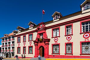 Archivo:Palacio de Justicia, Plaza Republicana, Puno, Perú, 2015-08-01, DD 51