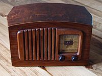 Archivo:Philco radio model PT44 front