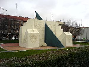 Archivo:Plaza de la Puerta de Toledo (Madrid) 01
