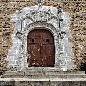 Archivo:Portada de la fachada principal de la Iglesia de San Martín en Almonaster la Real (Huelva)