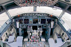 Archivo:S7 Airlines Boeing 737-8ZS flight deck Beltyukov