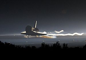 Archivo:STS-135 landing cropped