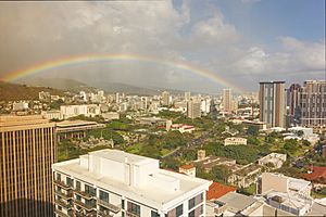 Archivo:Small rainbow over the Capitol District (18601377749)