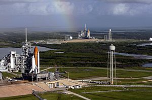 Archivo:Space shuttles Atlantis (STS-125) and Endeavour (STS-400) on launch pads