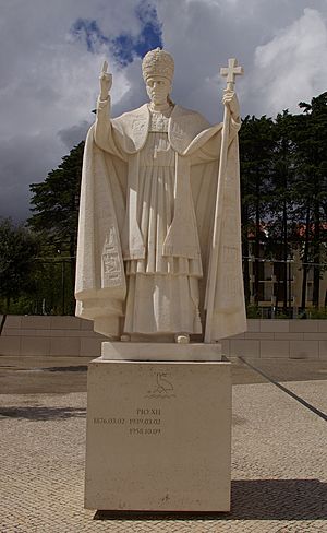 Archivo:Statue of Pope Pius XII - Fatima