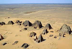 Archivo:Sudan Meroe Pyramids 2001