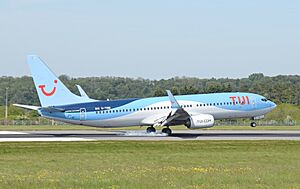 Archivo:TUI Airways Boeing 737-800 (G-TAWI) lands Bristol Airport 14May2019 arp