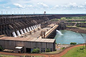 Archivo:Usina Hidroelétrica Itaipu Binacional - Itaipu Dam (17174796329)