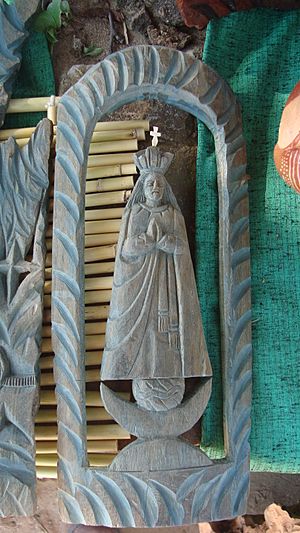 Archivo:Virgen de Caacupé tallada en palo santo