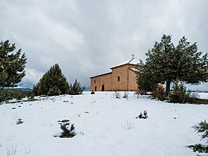 Archivo:Vista nevada de la ermita de la Virgen de la Cabeza, legado de la trashumancia en la localidad