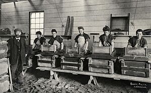 Archivo:Women mixing dynamite at Nobel’s Ardeer Factory in 1897