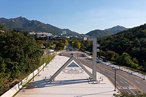 Archivo:정문광장