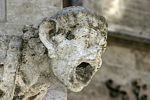 Archivo:- Acid rain damaged gargoyle -