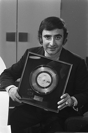 Archivo:Aankomst Spaanse zanger Peret op Schiphol, Peret met gouden plaat, Bestanddeelnr 925-1520