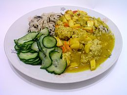 Archivo:Boller i karry med ris og agurkesalat