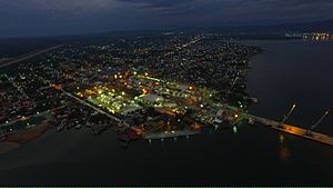 Archivo:Ciudad de Puerto Barrios de noche
