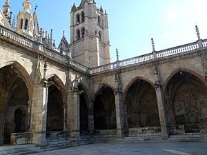 Archivo:Claustro de la catedral de León