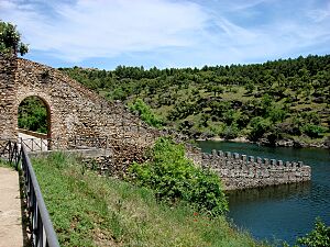 Archivo:Coracha de Buitrago sobre el río Lozoya