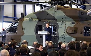 Archivo:Cospedal en la ceremonia del primer helicoptero NH90 ensamblado en España