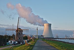 Archivo:De Molen (windmill) and the nuclear power plant cooling tower in Doel, Belgium (DSCF3859)