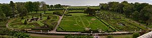 Archivo:Dunrobin Castle formal gardens 2017-05-22