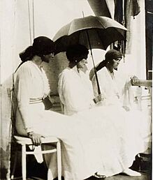 Archivo:Empress Alexandra with Olga and Tatiana, last photo
