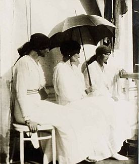 Archivo:Empress Alexandra with Olga and Tatiana, last photo