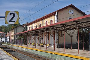 Archivo:Estación de tren de Cabezón de la Sal