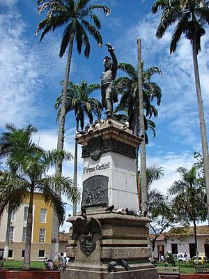 Archivo:Estatua Garcia Rovira