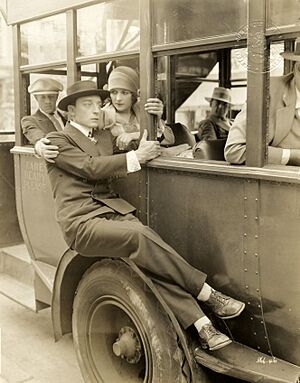Archivo:Filmkomiek Buster Keaton zit stoicijns op een spatbord van een autobus, SFA003004106
