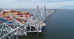 Archivo:Francis Scott Key Bridge and Cargo Ship Dali NTSB view