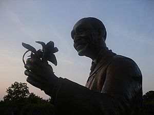 Archivo:George Washington Carver-Bush Gardens Monument