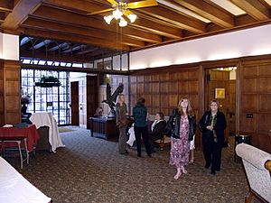 Archivo:Glen Eyrie castle entry room