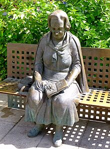 Granada - Avenida de la Constitución, Estatua de Elena Martín Vivaldi.jpg