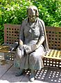 Granada - Avenida de la Constitución, Estatua de Elena Martín Vivaldi