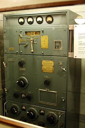 Archivo:HMS Belfast - HF radio transmitter