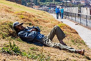 Archivo:Hombre echando una siesta en San Cristóbal, Cusco, Perú, 2015-07-31, DD 49