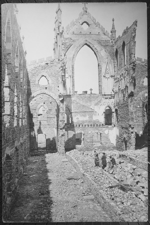 Archivo:Interior view of ruins of Catholic Cathedral, Charleston., 1865 - NARA - 533133