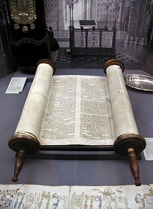 Archivo:Köln-Tora-und-Innenansicht-Synagoge-Glockengasse-040
