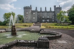 Archivo:Kilkenny Castle and fountain
