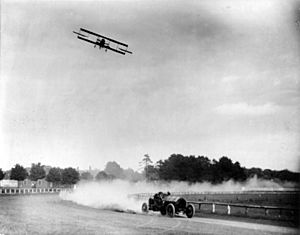 Archivo:Lincoln Beachey and Barney Oldfield racing cph.3b18665