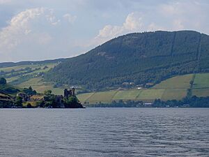 Archivo:Loch Ness mit Urquhart Castle