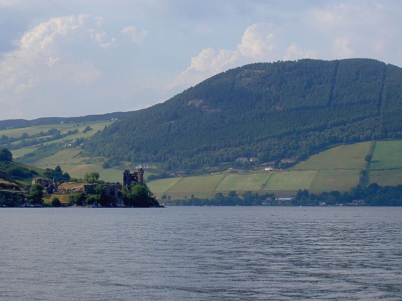 Loch Ness mit Urquhart Castle