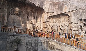 Archivo:Luoyang longmen grottoes 2