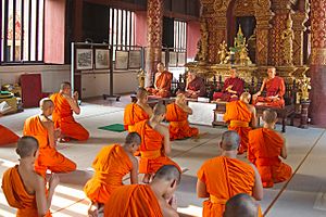 Archivo:Monks in Wat Phra Singh - Chiang Mai