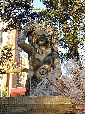 Archivo:Monumento a Bachué en Medellín, Colombia